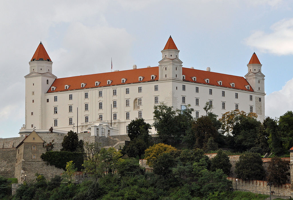 1024px-Bratislava_Castle_R01