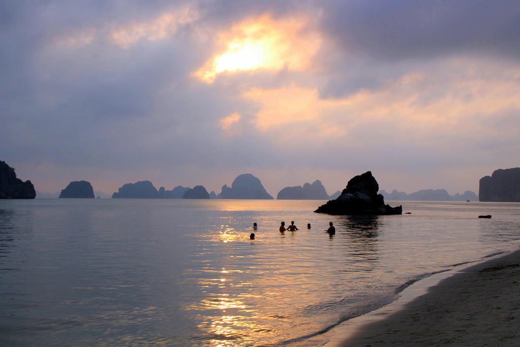 Bai Tu Long Bay | © Bex Walton/Flickr