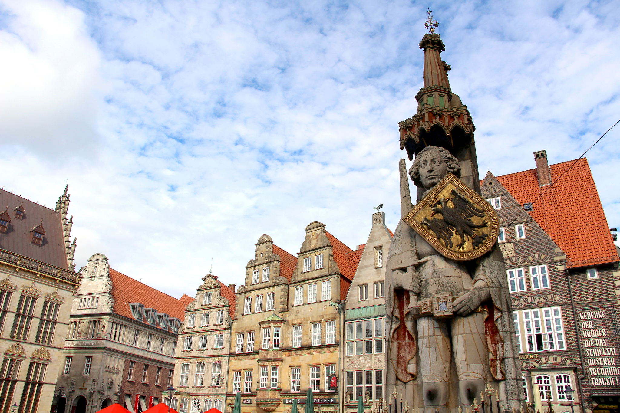 Ратуша и статуя Роланда на рыночной площади в городе Бремен