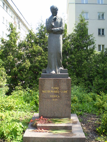 450px-Warsaw_Maria_Skłodowska-Curie_monument_front