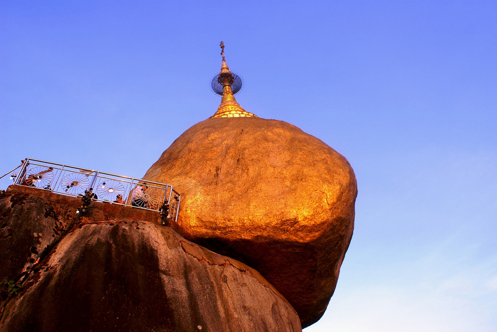 Dusk-at-the-Golden-Rock-Myanmar