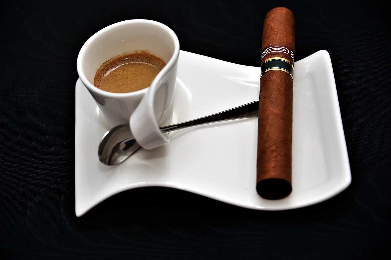 https://pixabay.com/en/espresso-cigar-coffee-enjoy-2911432/