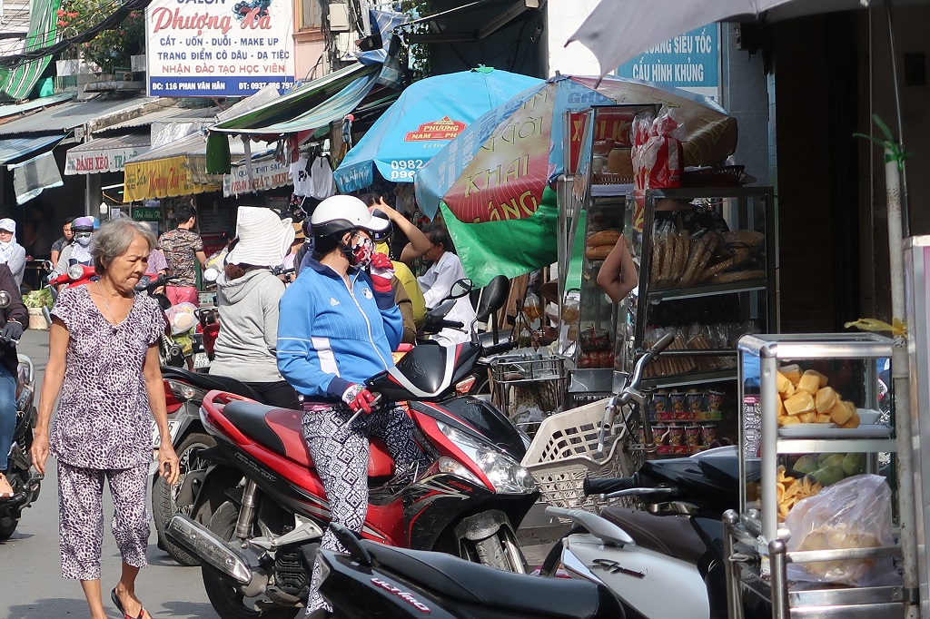 The never ending array of street food on Phan Van Han | © Sam Roth