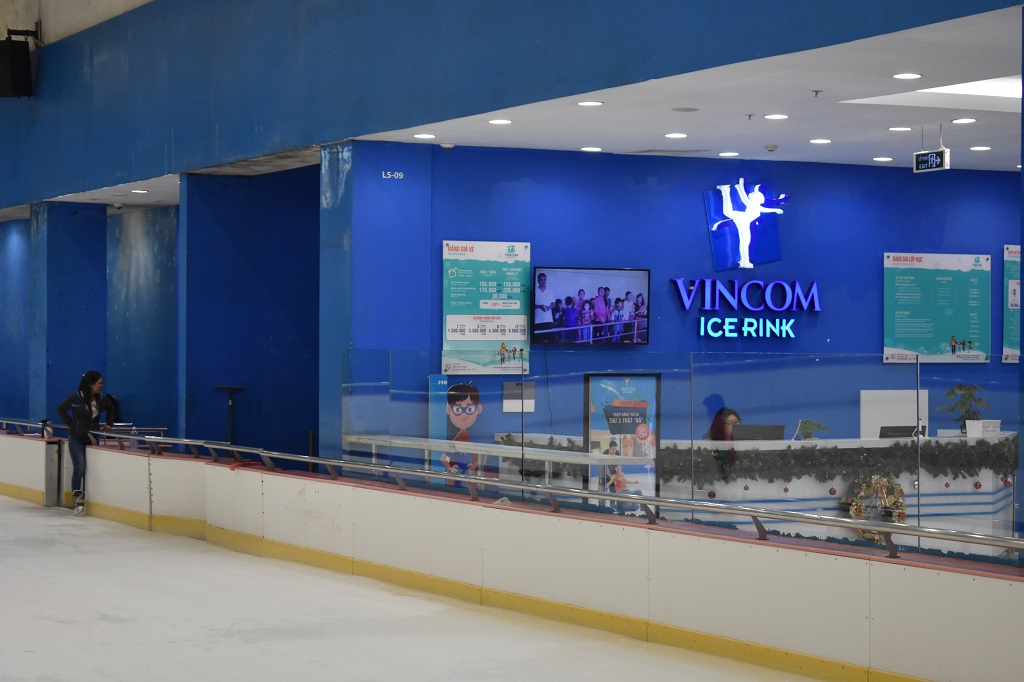 Ice rink at the Vincom Mall | © Matthew Pike