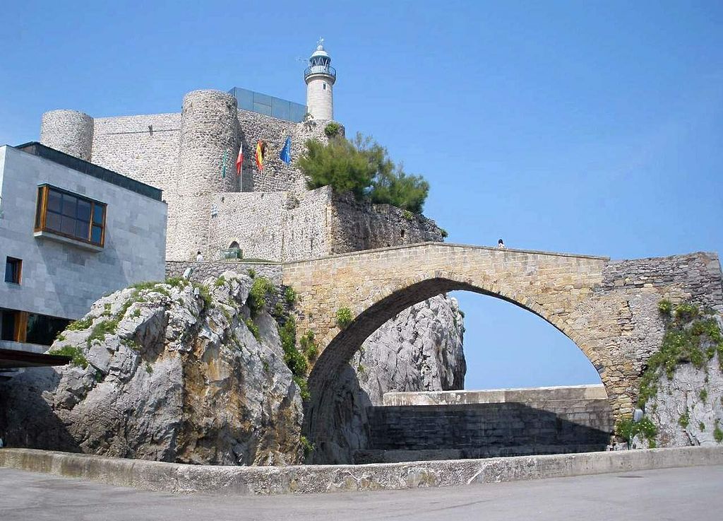 Puente Medieval, Castro Urdiales, Spain | ©Zarateman / Wikimedia Commons