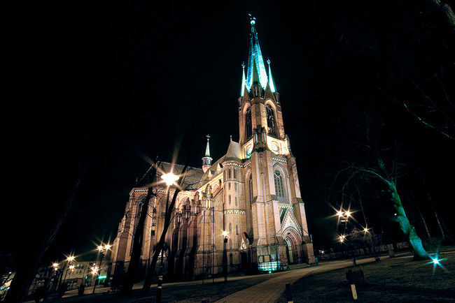 1024px-Katedra_Świętych_Apostołów_Piotra_i_Pawła_w_Gliwicach
