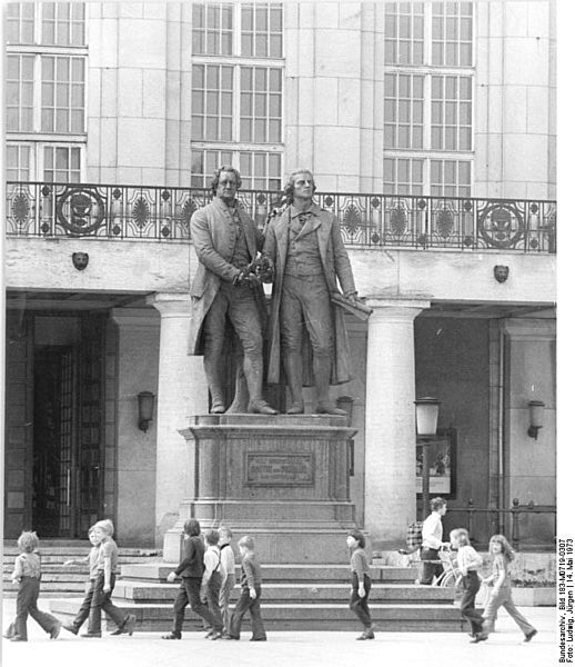 518px-Bundesarchiv_Bild_183-M0719-0307,_Weimar,_Theaterplatz,_Goethe-Schiller-Denkmal,_Nationaltheater