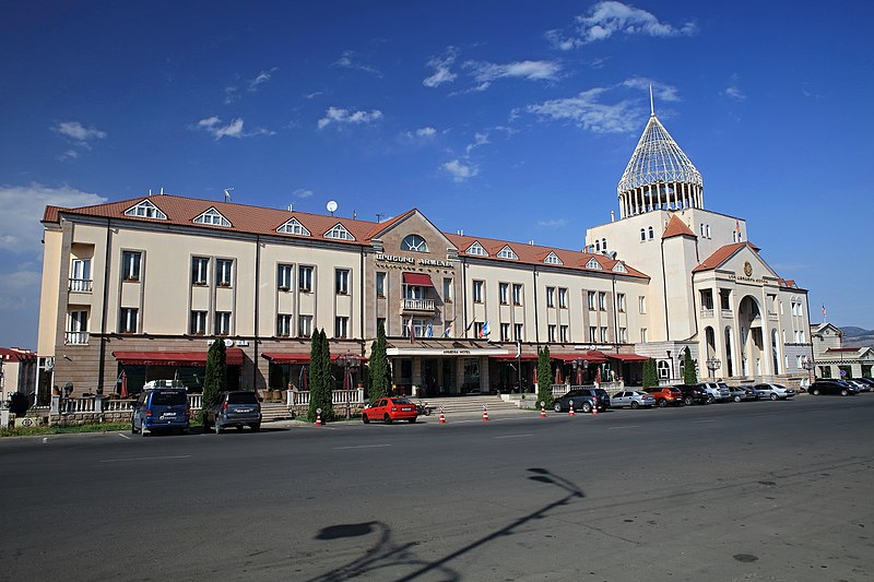 800px-Hotel_Armenia_a_budova_parlamentu_-_panoramio