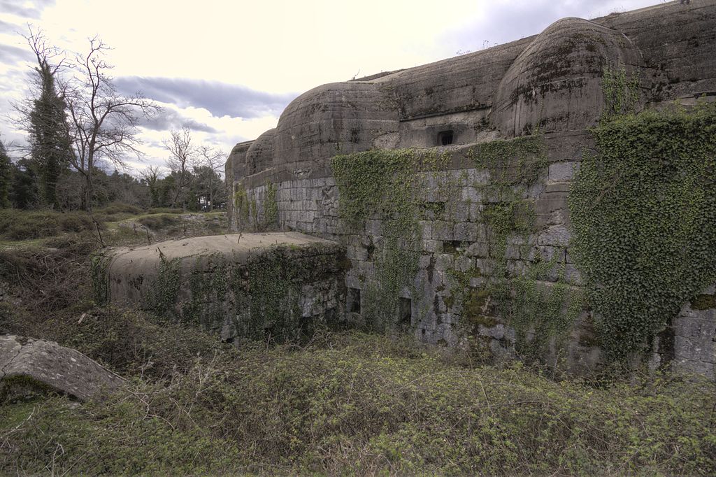 Gun_emplacements_and_caponier_at_Vrmac_fortress