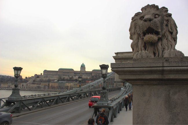 lions-budapest-statue