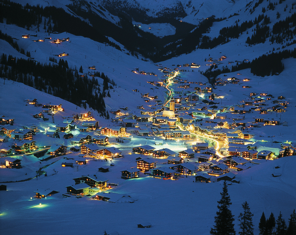 lowres_00000002930-lech-am-arlberg-winter-at-night-oesterreich-werbung-Josef Mallaun