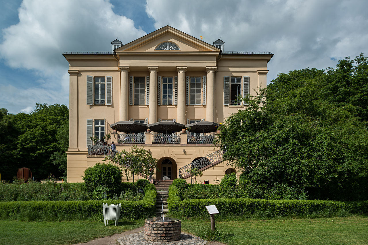 1280px-Schloss_Freudenberg_in_Wiesbaden_von_Süden