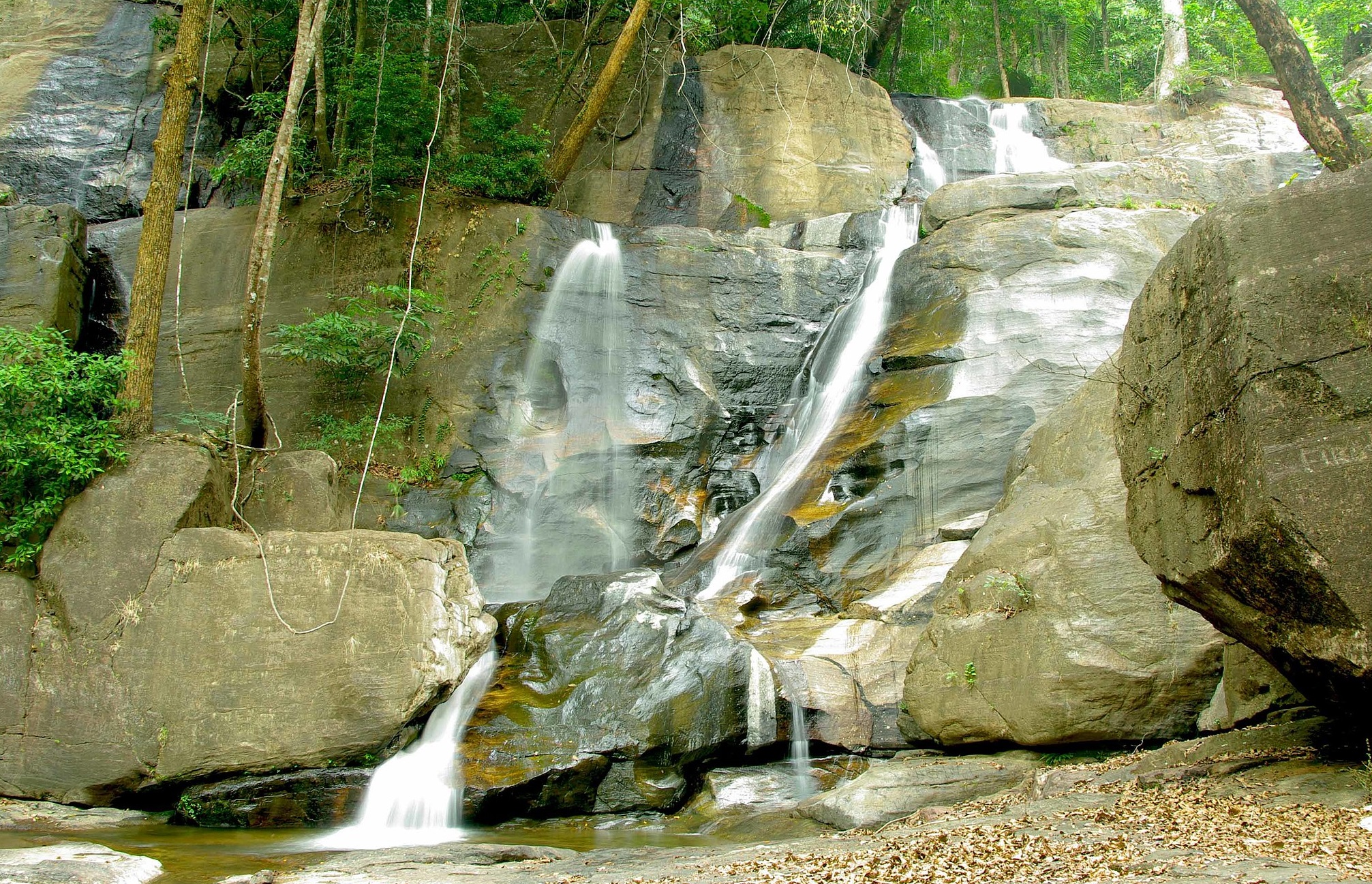 2_vazhvanthol_falls_