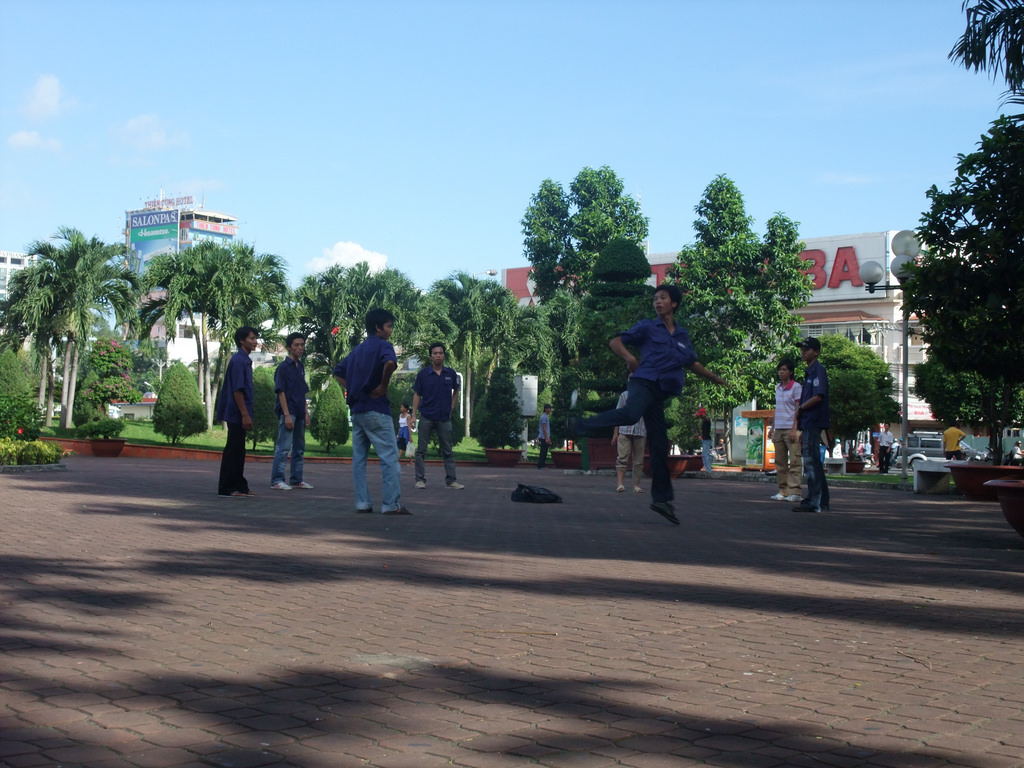 Playing some foot badminton | © Yun Hoang Yong/Flickr