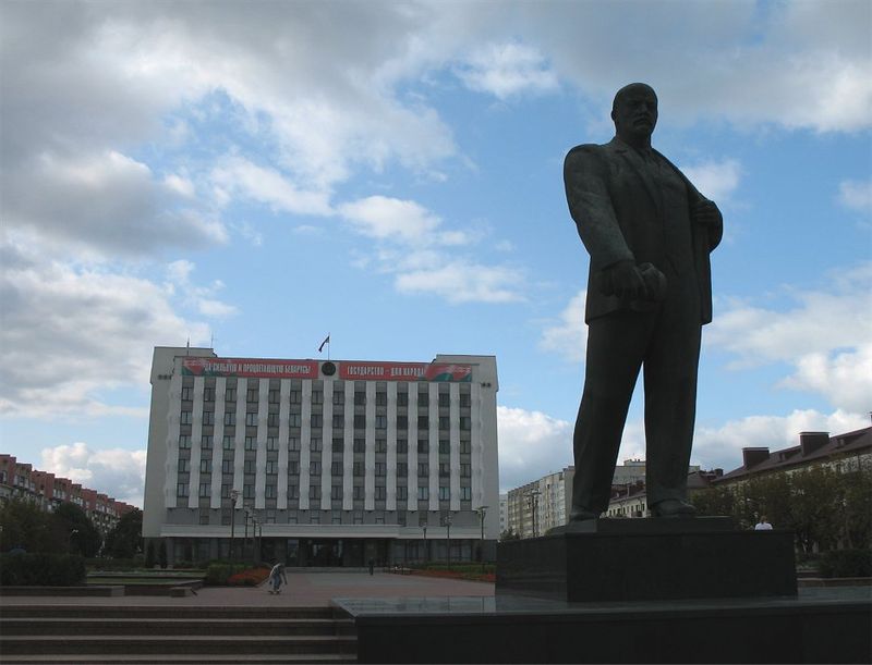 800px-Bobruisk_cityhall_and_Lenin_BY