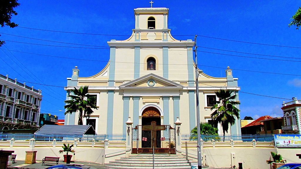 Catedral_San_Felipe_Apostol,_Arecibo,_Puerto_Rico_-_panoramio