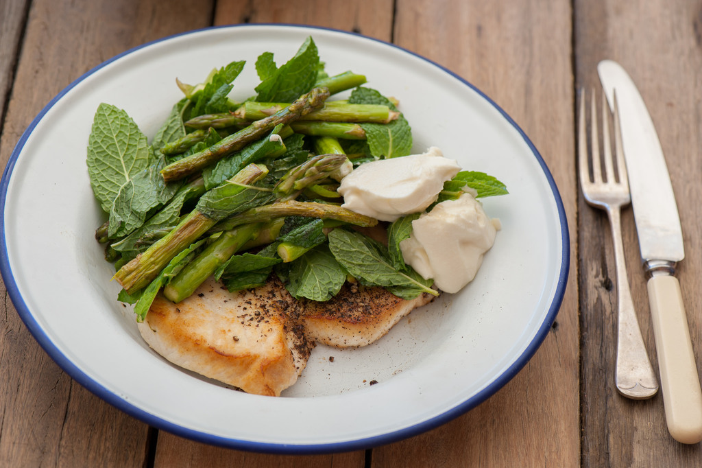 Seasonal Asparagus, Goats Cheese and Fish | © Jules / Flickr