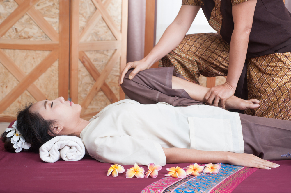 thai beauty gives her boyfriend a real thai massage