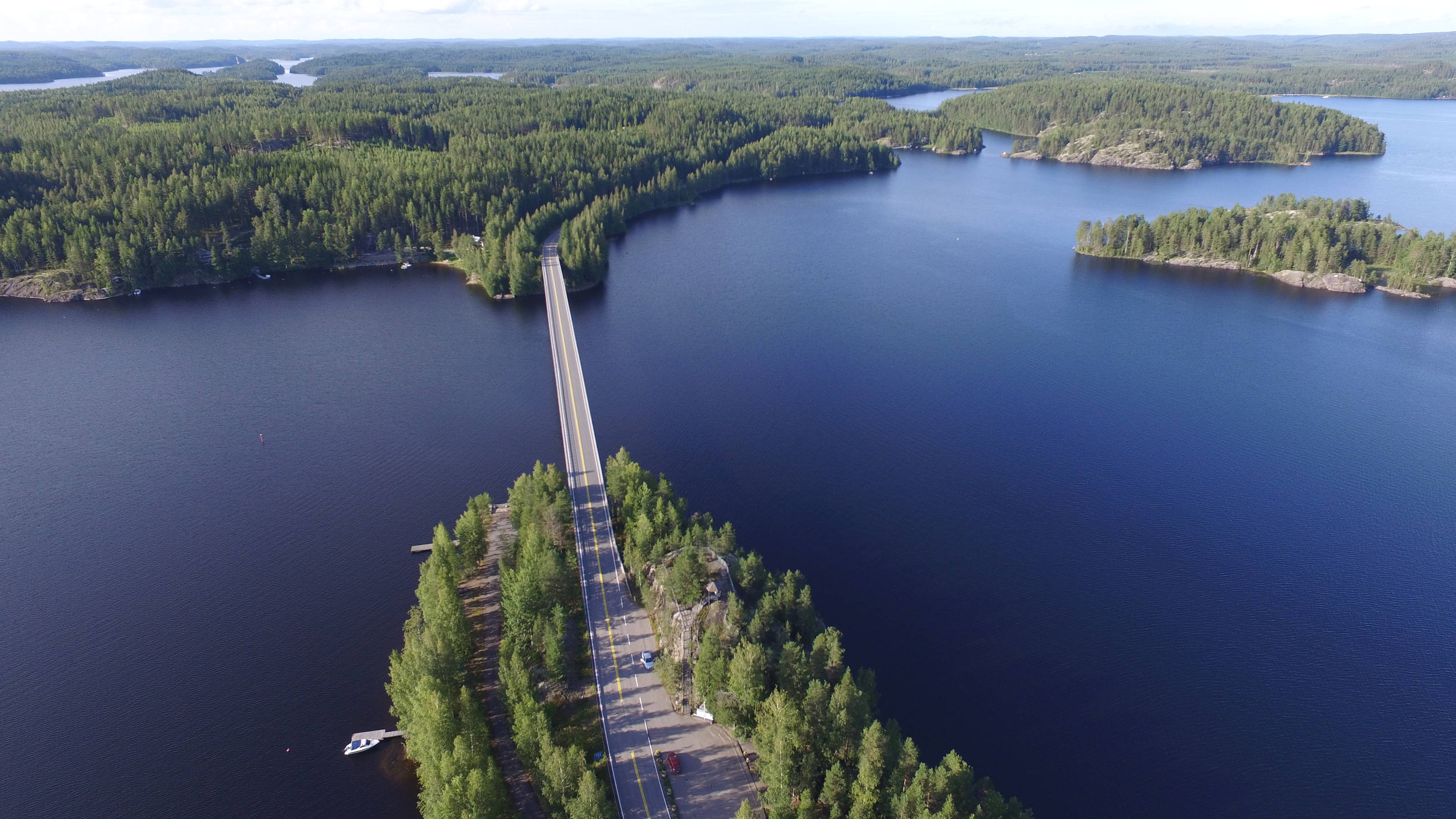 Финляндия озеро машина