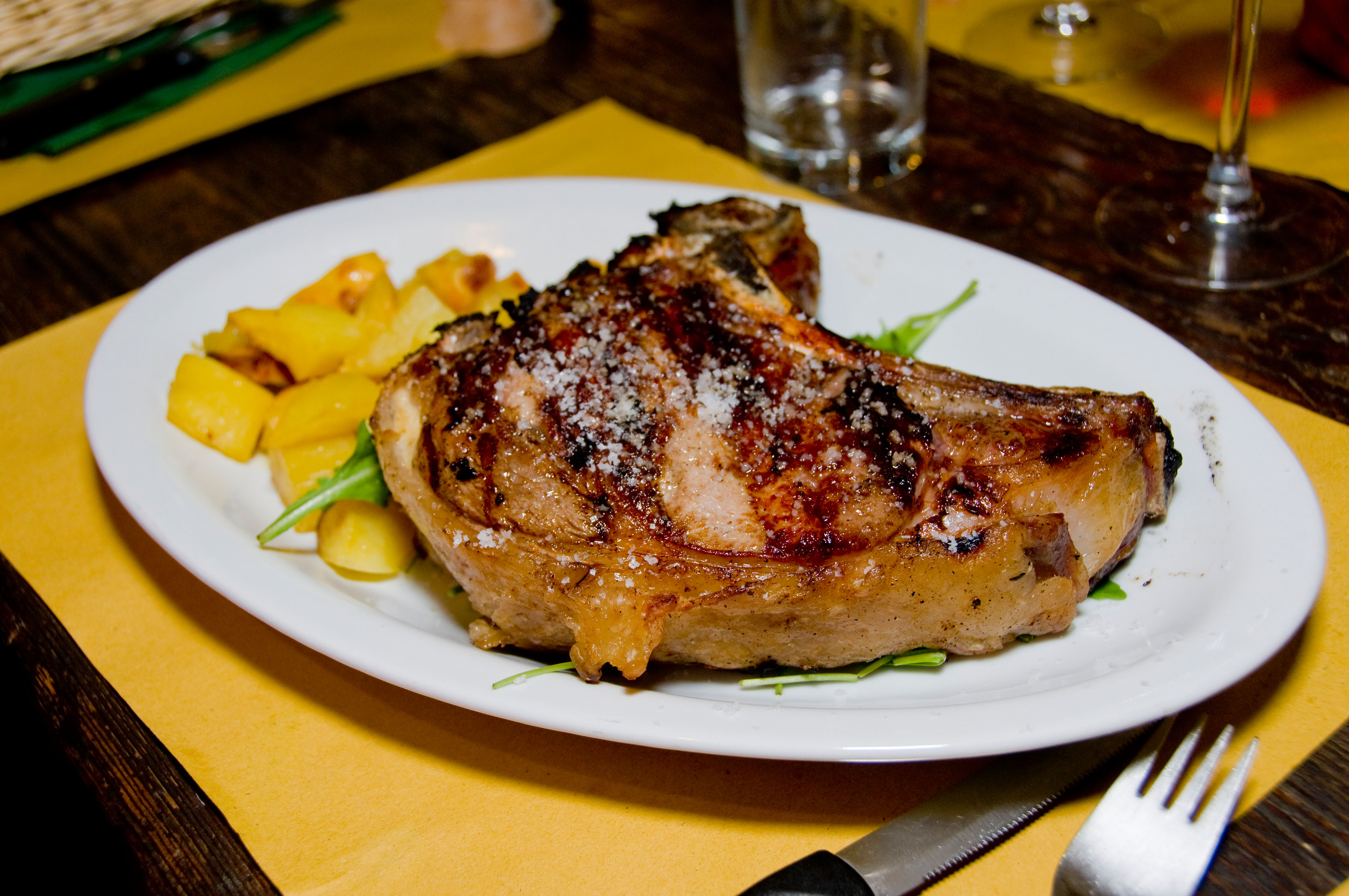 Bistecca alla Fiorentina. Cooked grilled T-bone steak.. Image shot 08/2008. Exact date unknown.