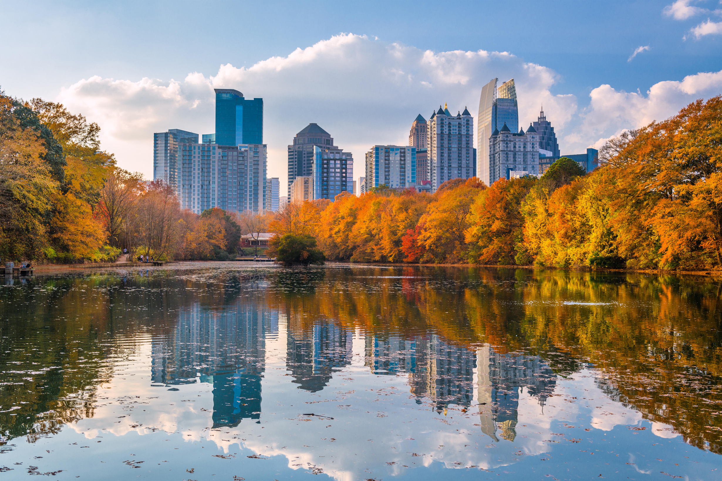Atlanta, Georgia, USA Piedmont Park skyline in autumn on Lake meer